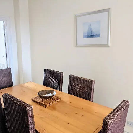 13 Flat 5 Esplanade Gardens *