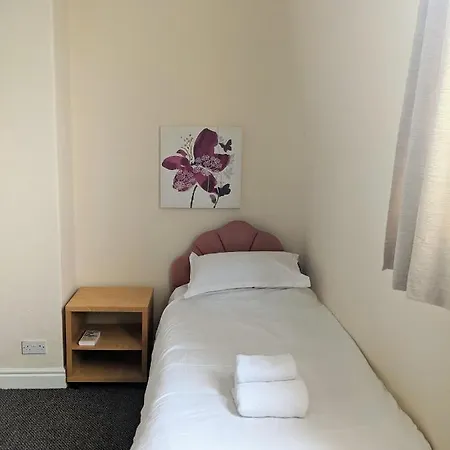 13 Flat 5 Esplanade Gardens Apartment *